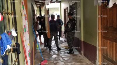 Elemntos de la Policía Militar y Nacional llegaron a la escena del crimen.