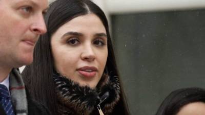 Emma Coronel Aispuro sale de la Corte Federal de Estados Unidos luego de que se anunciara un veredicto en juicio de Joaquín Guzmán el 12 de febrero de 2019. Foto AFP