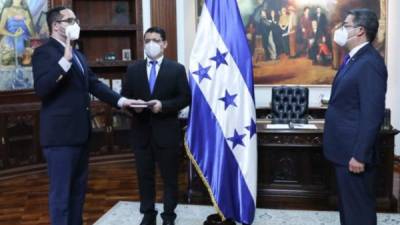 Juan Orlando Hernández juramentó a Marco Midencecomo nuevo ministro de Finanzas.