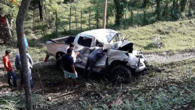 El vehículo donde viajaban los fallecidos quedó destruido en una hondonada.