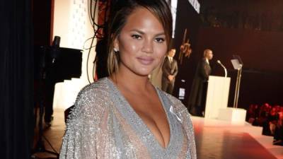 Chrissy Teigen se operará para quitarse los implantes mamarios.