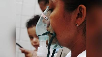 Atención. Una paciente con problemas respiratorios es nebulizada en el centro de salud Miguel Paz Barahona de San Pedro Sula.