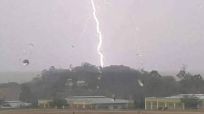 Autoridades de Meteorología pronostican lluvias con actividad eléctrica en la capital.
