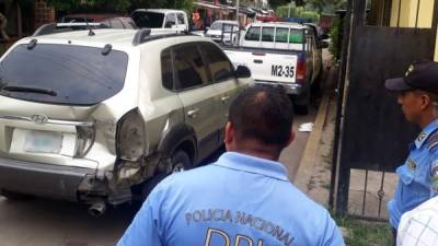 Agentes de la Dirección Policial de Investigación revisan el vehículo.