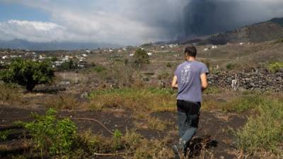 Jorge, un agricultor de La Palma, camina sobre su parcela de tierra, cubierta de ceniza volcánica. Foto AFP
