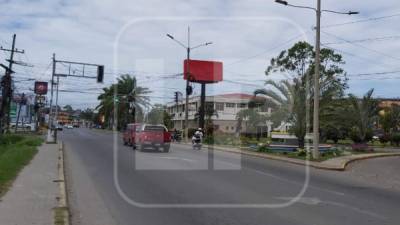 Los ciudadanos ceibeños salieron a las calles para abastecerse de alimentos en los pocos negocios que abrieron sus puertas, contraviniendo la ordenza del toque de queda que implementó el gobierno de la República.