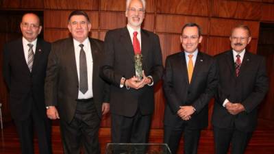 Ricardo Marichal, Manuel de Jesús Bautista, el galardonado Ricardo Agurcia, Marlon Tábora y Nicolás Cruz Torres.