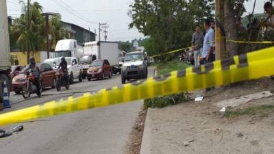 El cuerpo de la fémina quedó tirado en el pavimento esta mañana.