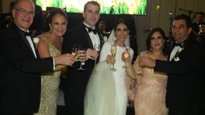 Carlos, Fanny y Rodrigo Elizeche junto con la recién casada Frances Barahona de Elizeche, Frances y Raúl Barahona.