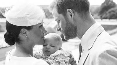 Meghan Markle y Harry con su hijo Archie el día de su bautizo. Foto Chris Allerton.