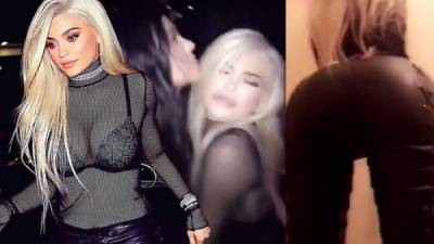 Kylie Jenner acaparó la atención de los invitados con su sensual baile que incluyó a su hermana.