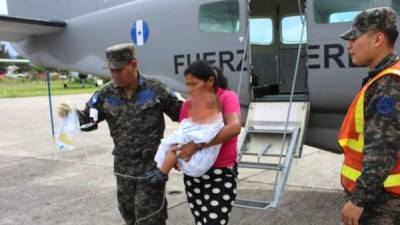 Momento en que la menor quemada fue trasladada a Tegucigalpa.