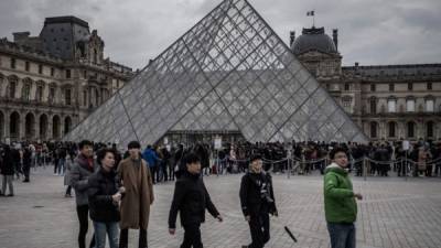 El museo del Louvre restringe su acceso debido al coronavirus.