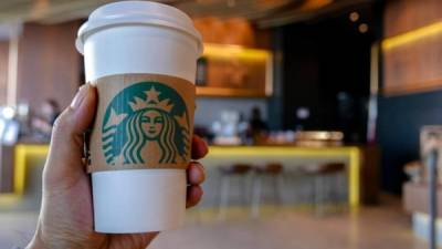 Starbucks recibe un fuerte golpe del coronavirus.