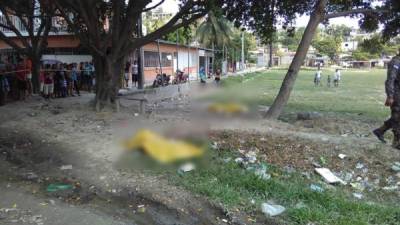 Escena del crimen en donde fueron asesinados dos jóvenes en las cercanías de un campo de fútbol en Choloma, Cortés.