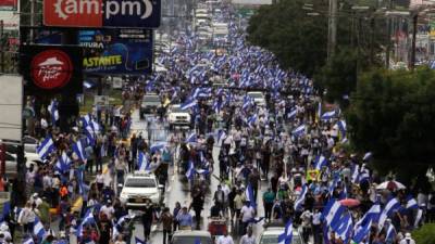 Cientos de nicaragüenses se unieron ayer en Managua a la marcha pacífica.