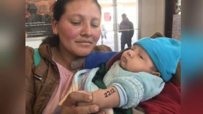 La hondureña Paula y su hijo Jordan fueron marcados por las autoridades mexicanas mientras esperan para solicitar asilo en EEUU./Twitter Cal Perry.