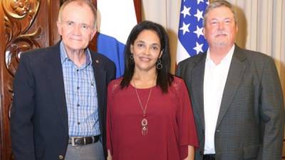 Gregory y Sandra Werner con el cónsul general de la embajada de Estados Unidos en Tegucigalpa, Theodore Coley.
