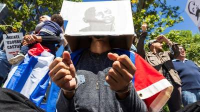 Activistas organizados por el grupo ProActivo Miami sostienen imágenes de presos políticos para llamar la atención sobre la opresión política en Cuba, durante un mitin frente a la sede de las Naciones Unidas en Nueva York, Nueva York, Estados Unidos, 23 de junio de 2021.