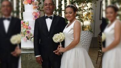 La policía dominicana Civelys Mencia del Rosario (d) se casó con Edward Camilo Vargas tras reencontrarse en Facebook.// Foto redes.