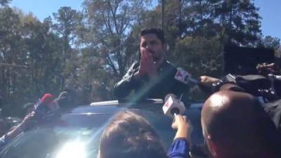 Larry Hernández saludo a sus fans al salir de prisión.