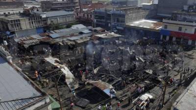 El fuego consumió 88 locales de 137 que conforman el anexo del Mercado Central en San Pedro Sula.