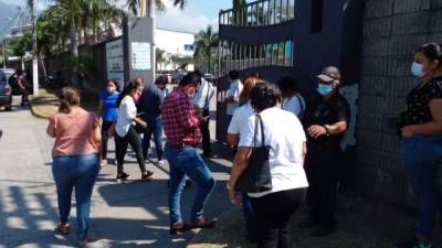 Afiliados del Seguro Social en las afueras de la Cámara de Comercio este viernes.