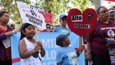 Decenas de manifestantes denuncian la política del gobierno del presidente estadounidense. EFE