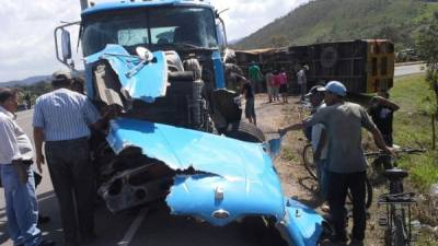 El accidente entre el bus y la rastra ocurrió ayer en la carretera CA-5 que conduce de la zona norte hacia el centro del país, en la entrada principal del municipio de Potrerillos, Cortés.