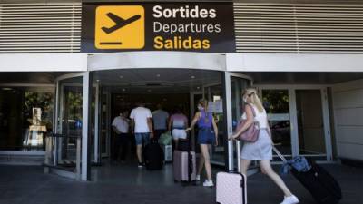 Los turistas llegan al aeropuerto de Ibiza para salir de la isla. Foto AFP