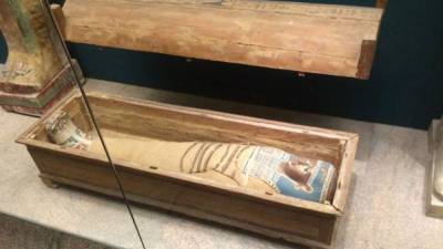 El sarcófago egipcio se exhibe en un museo en New York.