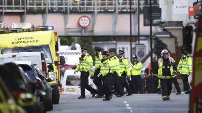 Bomberos y policías caminan junto a la estación de metro Parsons Green en Londres (Reino Unido) tras la explosión en su interior. EFE