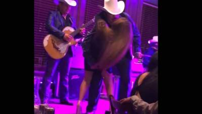 El cantante mexicano invitó a una mujer al escenario durante uno de sus shows.//imagen YouTube.