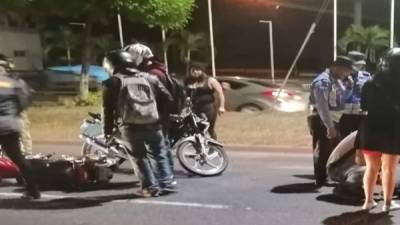 El cuerpo del adolescente quedó tirado en el pavimento, al igual que la motocicleta.