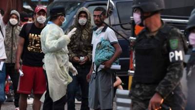 Migrantes hondureños a su llegada a Honduras.