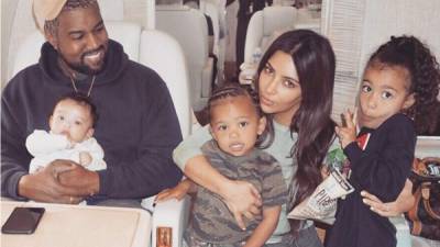 Kanye West y Kim Kardashian han procreado tres hijos.