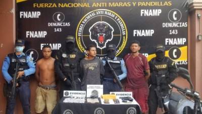 Los cuatro sospechosos siendo presentados por la Policía Nacional y la Fuerza Antimaras en el sur del país.