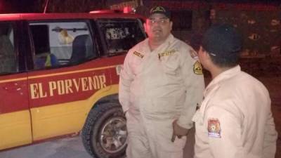 Miembros del Cuerpo de Bomberos conversan después de que su padre recojiera el cuerpo de la víctima para llevarlo a su velatorio.