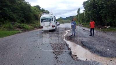 Las fuertes lluvias provocaron que cediera el tramo de la vía.