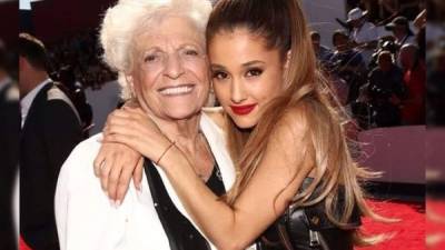 Ariana Grande y su abuela, Marjorie Grande.