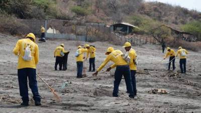 Los reos limpian las principales playas de El Salvador.