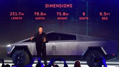 Elon Musk presenta a la Tesla Cybertruck en medio de un momento vergonzoso.