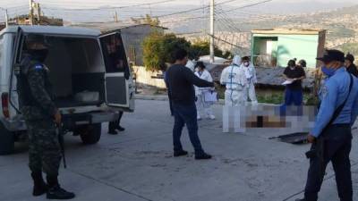 Momento en que forenses y expertos analizaban la escena del crimen.