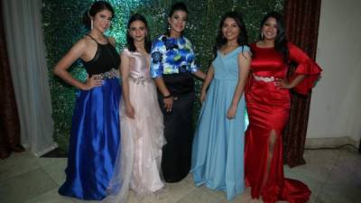 Nicole Cruz, Ana Gabriela Canales, la rectora Jemy Canales, Astrid Rivera y Marjorie Valle.