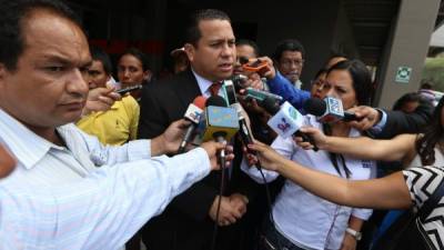 El abogado Marlon Duarte presentó la denuncia contra el CNA ayer en el Ministerio Público.