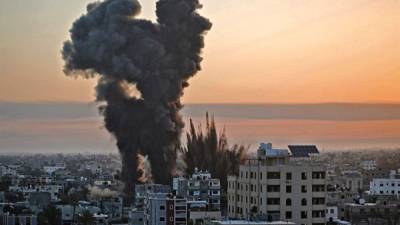 El humo negro se eleva después de una serie de ataques aéreos israelíes contra Khan Yunis en el sur de la Franja de Gaza. Foto AFP