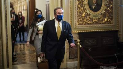 Michael van der Veen, abogado defensor del expresidente Donald Trump, a través de la sala de recepción del Senado en el cuarto día del segundo juicio político de Trump. Foto AFP