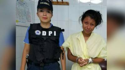 Jeily Maritza Osorto García, de 23 años de edad, custodiada por una agente de la Dirección Policial de Investigaciones (DPI).