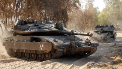 Los tanques israelíes Merkava se despliegan durante el bombardeo hacia la Franja de Gaza. Foto AFP