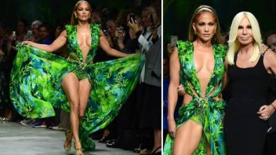 Jlo desfiló como toda una diva en la pasarela en su icónico vestido verde y luego posó con una feliz Donattela Versace.